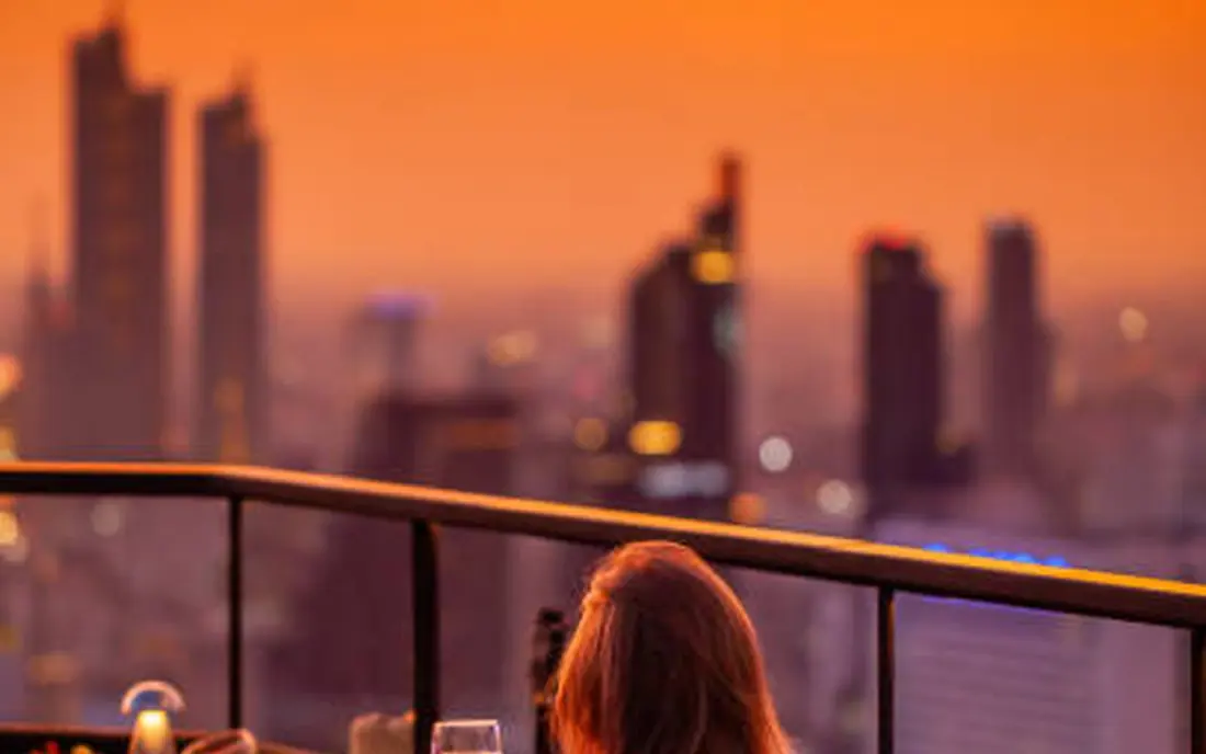Uitzicht over een stad bij zonsondergang vanaf een dakterras